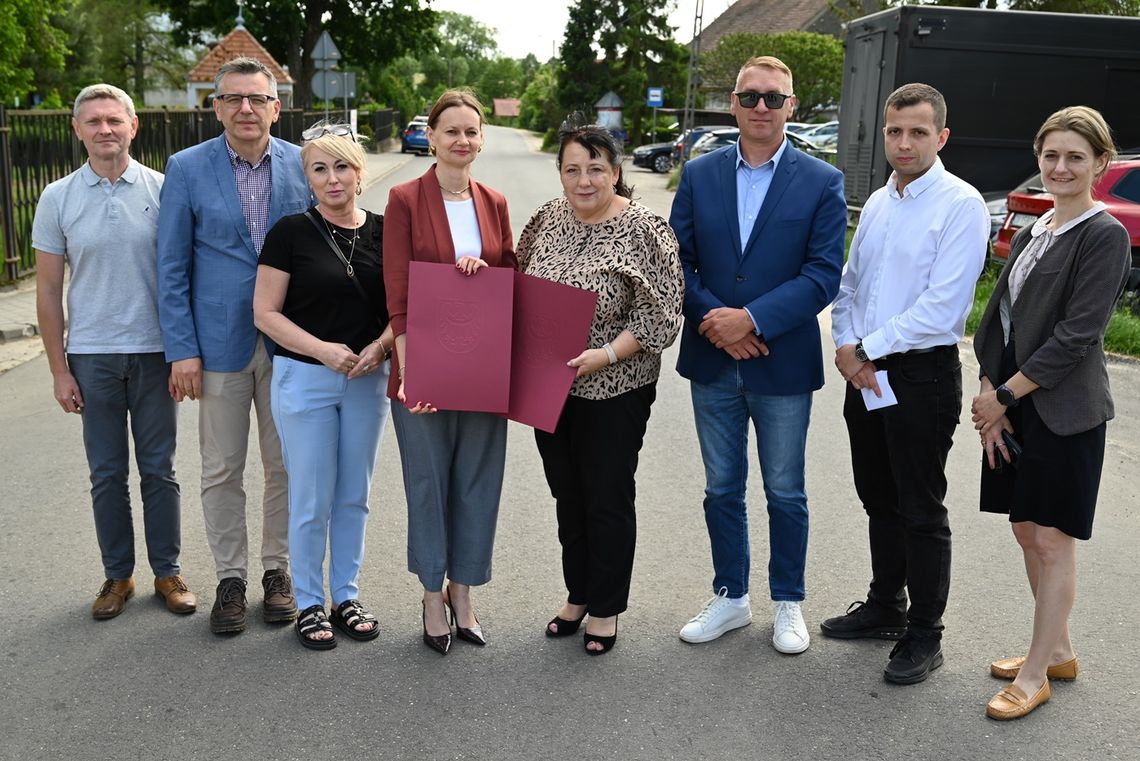 Nowa droga w Ostrowinie gotowa. Powiat dostał kolejne miliony na inwestycje Nowa droga w Ostrowinie gotowa. Powiat dostał kolejne miliony na inwestycje