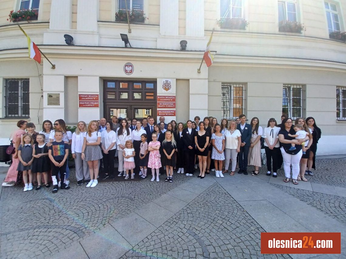 Nowa tabliczka na ratuszu w Oleśnicy