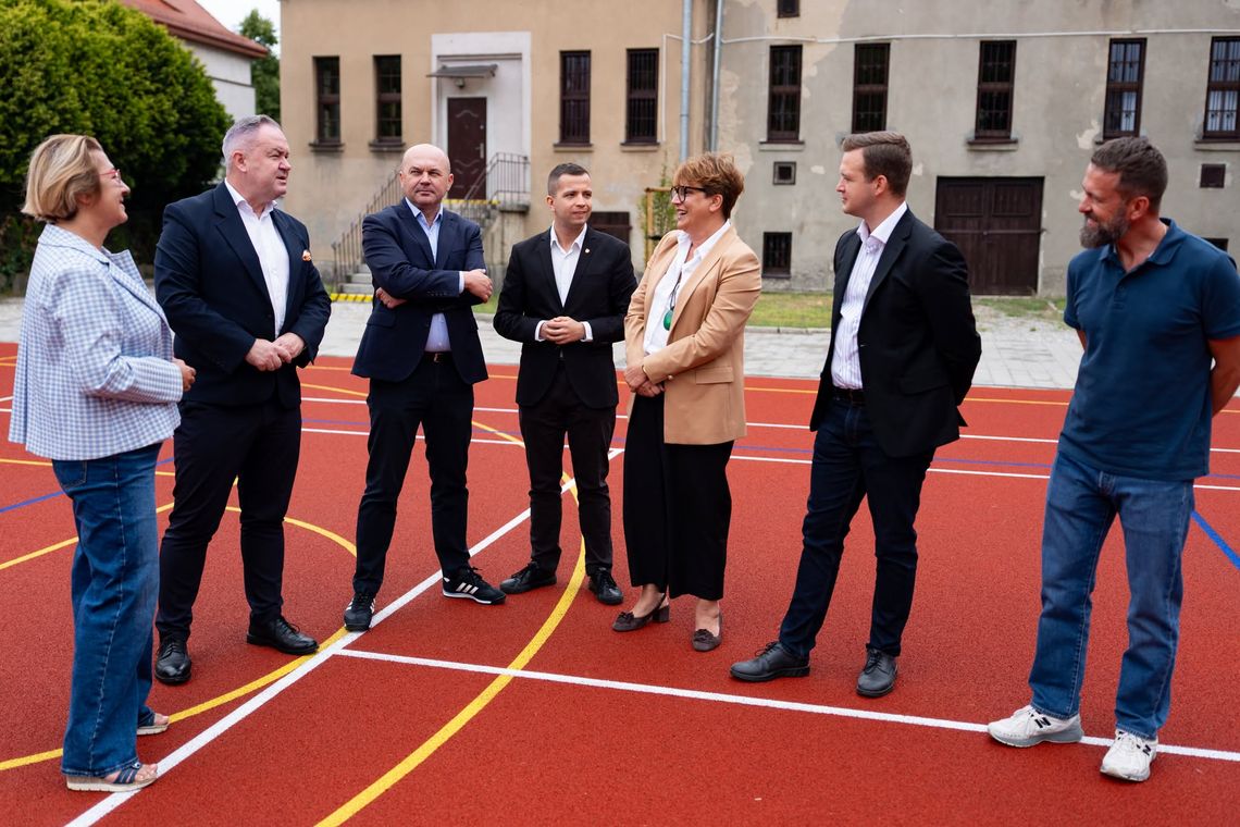 Nowe boiska i bieżnia przy szkołach w Oleśnicy. Wicemarszałek przyjechał zobaczyć inwestycję za 2,5 mln zł Nowe boiska i bieżnia przy szkołach w Oleśnicy. Wicemarszałek przyjechał zobaczyć inwestycję za 2,5 mln zł