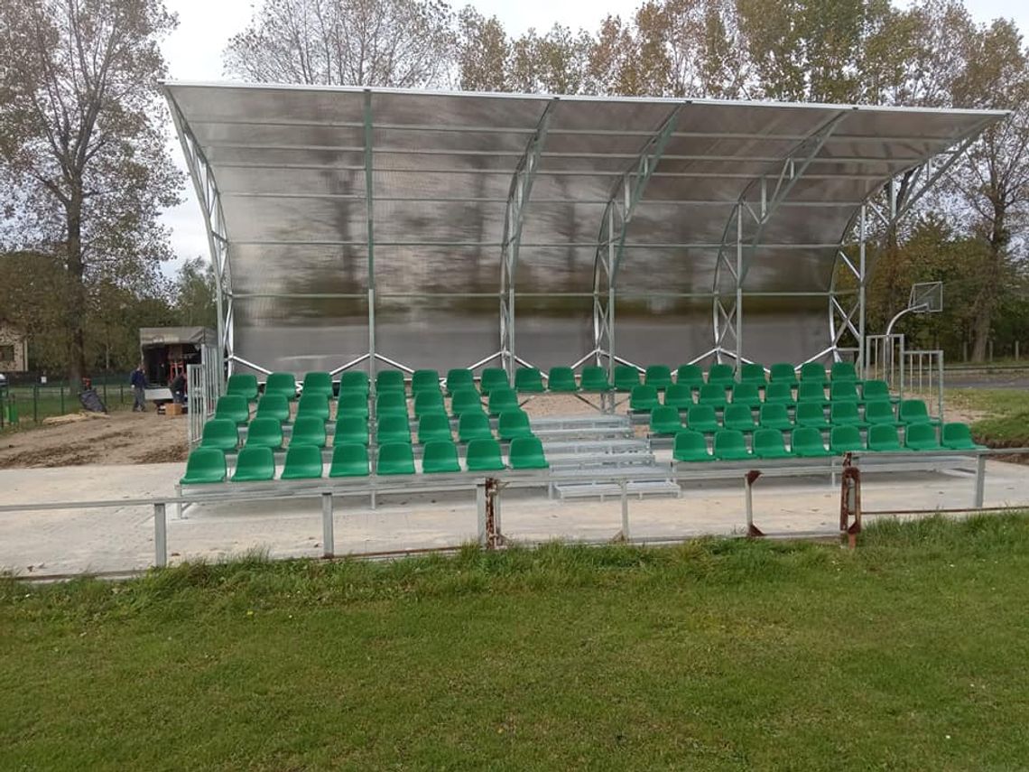 Nowe trybuny na stadionie w Dobroszycach