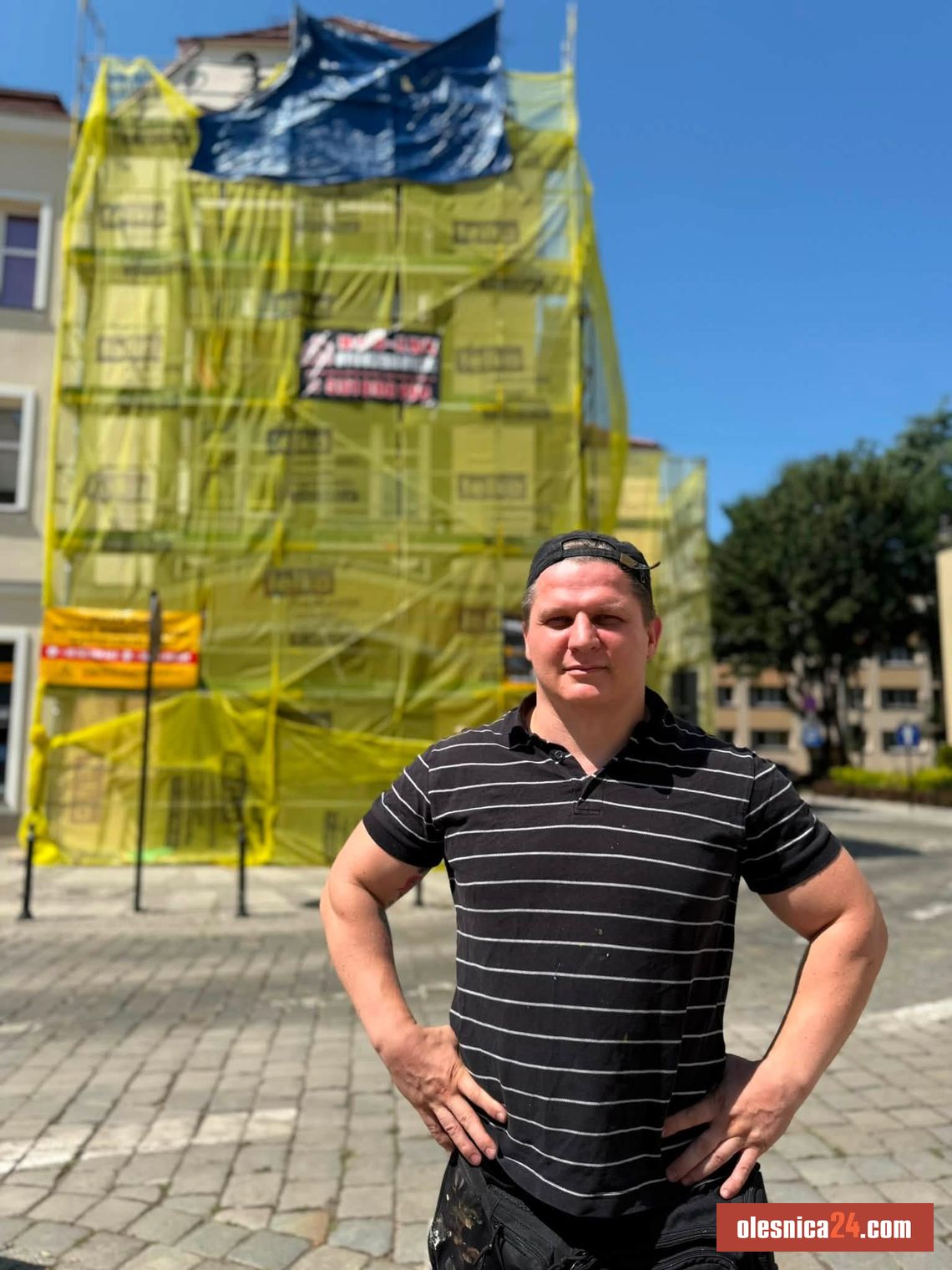 Nowy mural powstaje w Oleśnicy! Artysta już pracuje. To będzie podróż w czasie