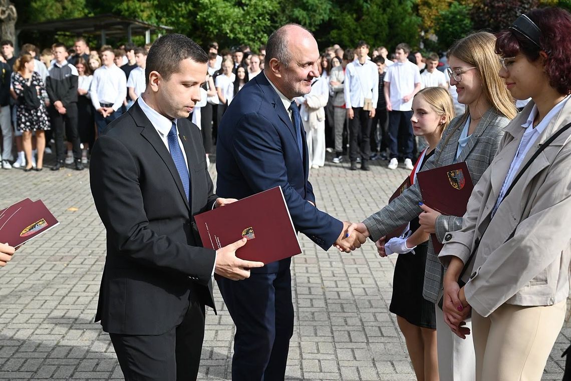 Powitanie roku szkolnego w ZSZ w Oleśnicy. Najzdolniejsi uczniowie otrzymali Stypendia Starosty Powitanie roku szkolnego w ZSZ w Oleśnicy. Najzdolniejsi uczniowie otrzymali Stypendia Starosty