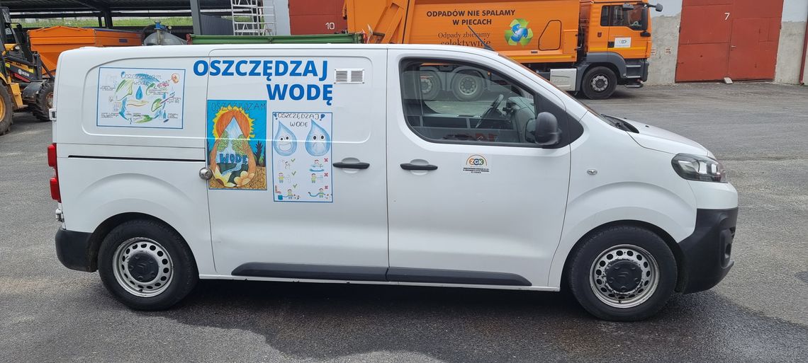 Okleili auto rysunkami dzieci