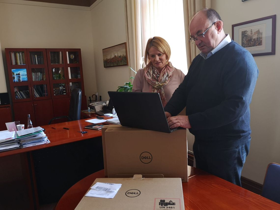 Oleśnica dostała od rządu 28 laptopów