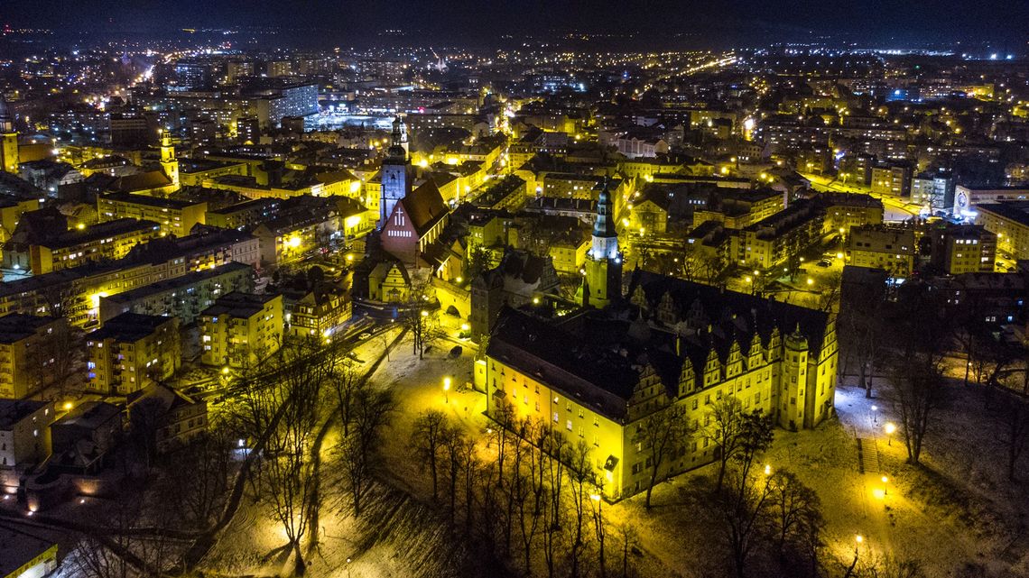 Oleśnica nocą z lotu ptaka Oleśnica nocą z lotu ptaka