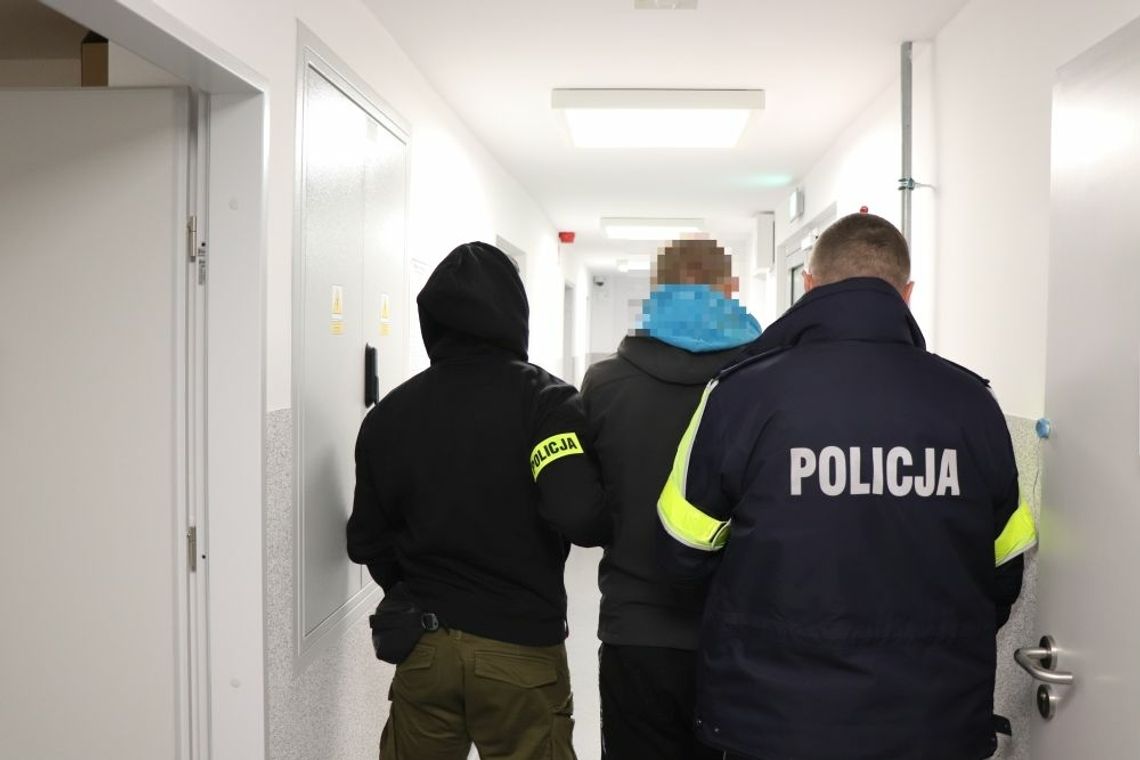 Oleśniccy policjanci zatrzymali trzech mężczyzn, którzy kradli meble prosto z fabryki