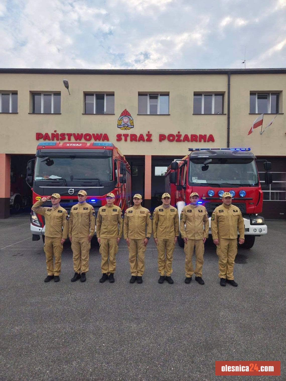 Oleśniccy strażacy uczcili bohaterów Powstania Warszawskiego. Zapłonęły znicze