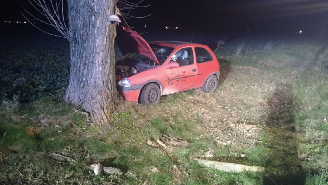 Opel uderzył w drzwo. Kierowca ciężko ranny