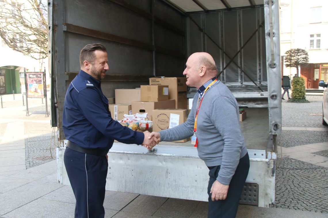 Oleśnicka policja też pomaga uchodźcom Oleśnicka policja też pomaga uchodźcom