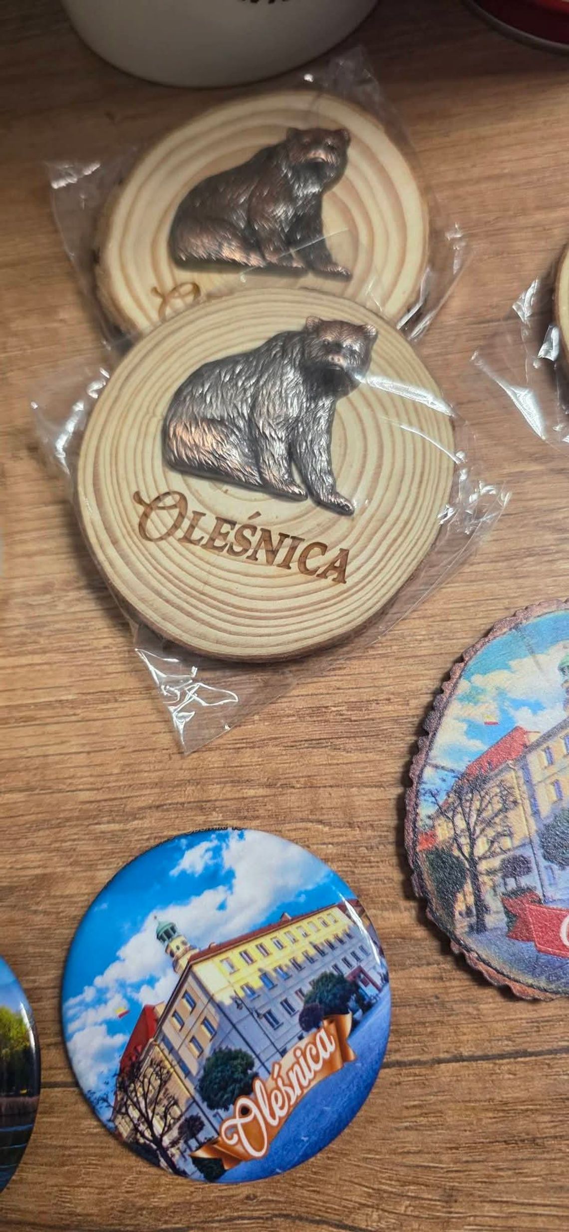 „Oleśnickie” magnesy z bacówką, niedźwiedziem i żubrem „Oleśnickie” magnesy z bacówką, niedźwiedziem i żubrem