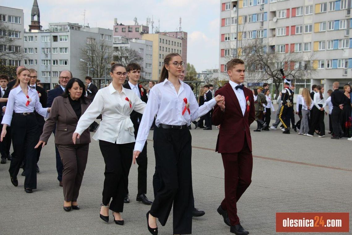 Oleśniczanie podziwiali II Polonez Maturzystów – 80 par zatańczyło na Placu Zwycięstwa (FOTO, WIDEO)