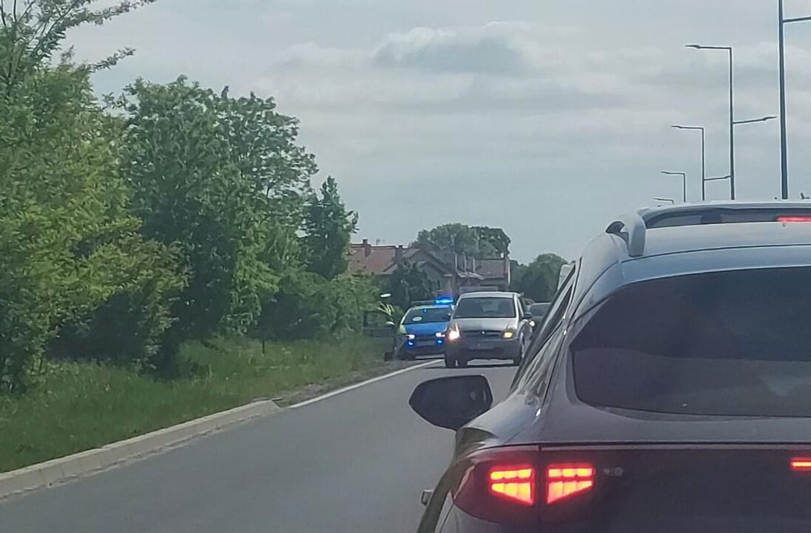 Kierowca opla wjechał w policjanta na motorze