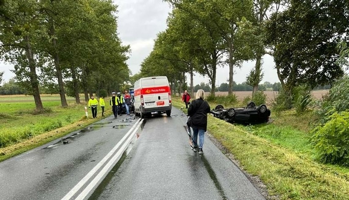 Opel zafira dachował między Świerzną a Solnikami