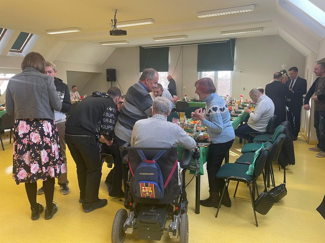 Wyjątkowa wigilia dla samotnych i potrzebujących. Wspólne kolędowanie i łamanie się opłatkiem Wyjątkowa wigilia dla samotnych i potrzebujących. Wspólne kolędowanie i łamanie się opłatkiem