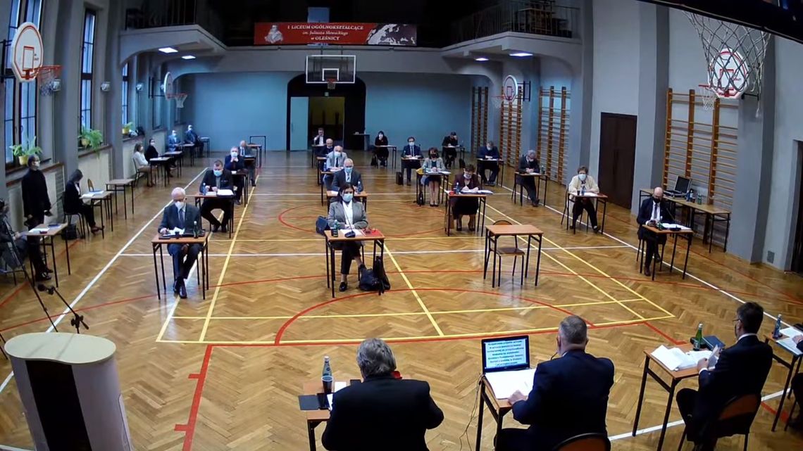 Opozycji nie udało się odwołać przewodniczącego Rady