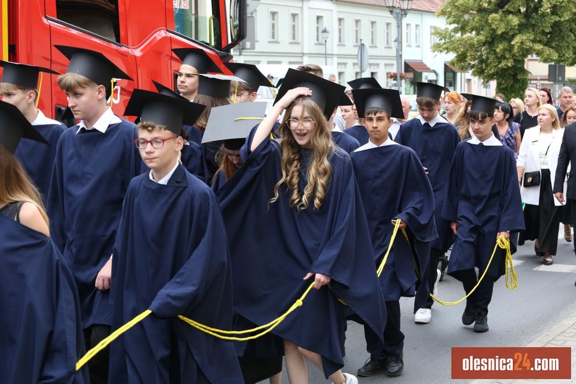 Ósmoklasiści pożegnali szkołę w Twardgórze