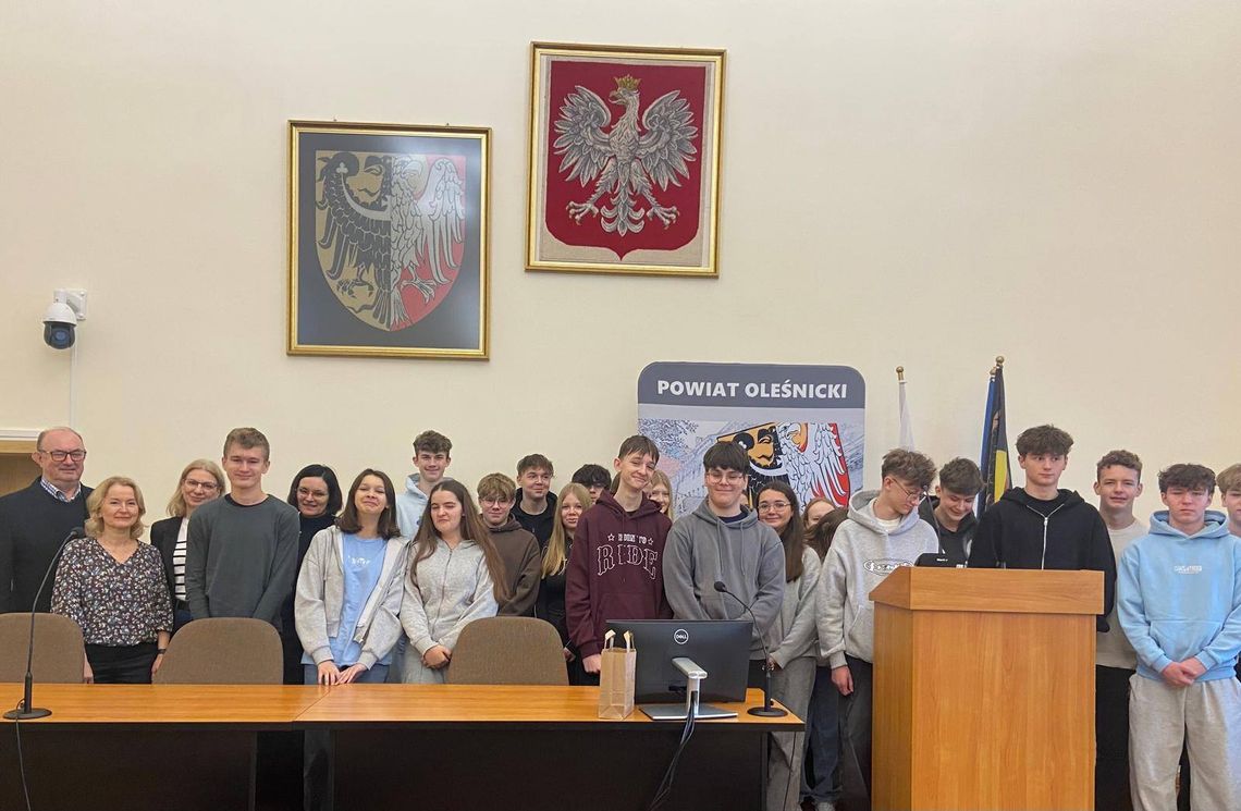 Ósmoklasiści z Sycowa gościli w Starostwie Powiatowym Ósmoklasiści z Sycowa gościli w Starostwie Powiatowym