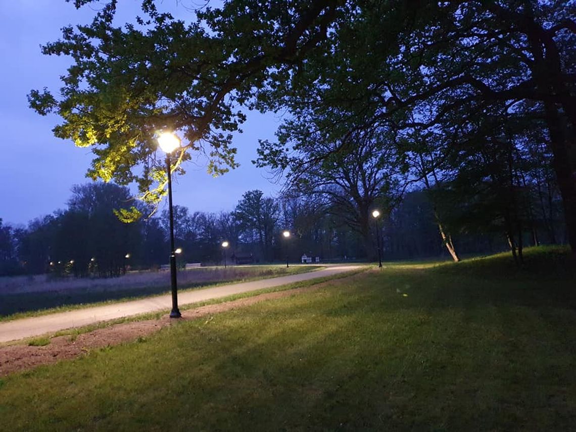 Oświetlony park w Sycowie