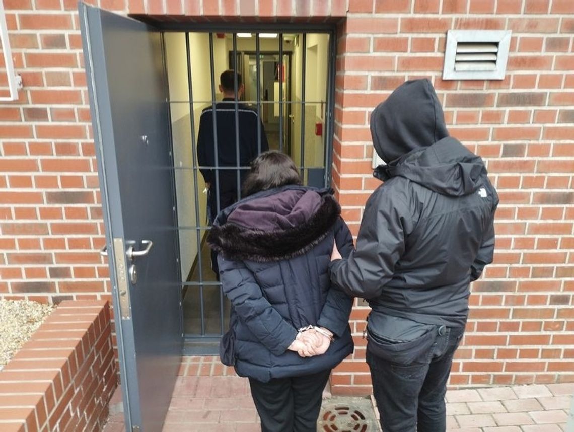 Oszuści podawali się za listonosza i policjanta