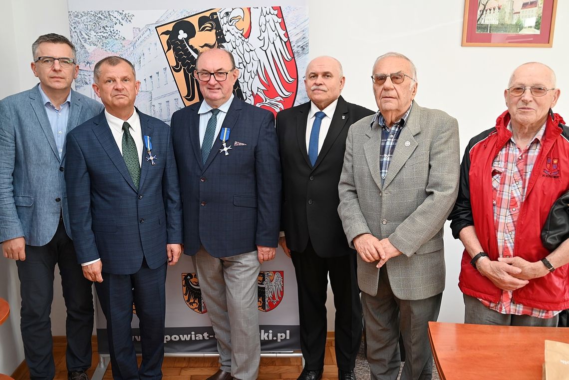 Otrzymali Złoty Krzyż. Wyróżnienie za działalność patriotyczną i społeczną Otrzymali Złoty Krzyż. Wyróżnienie za działalność patriotyczną i społeczną