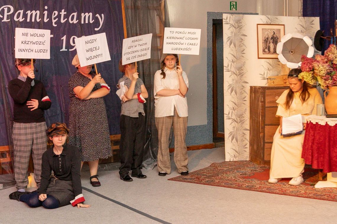 „Pamiętamy 1 IX 1939”. Uczniowie przypomnieli o wybuchu II wojny światowej