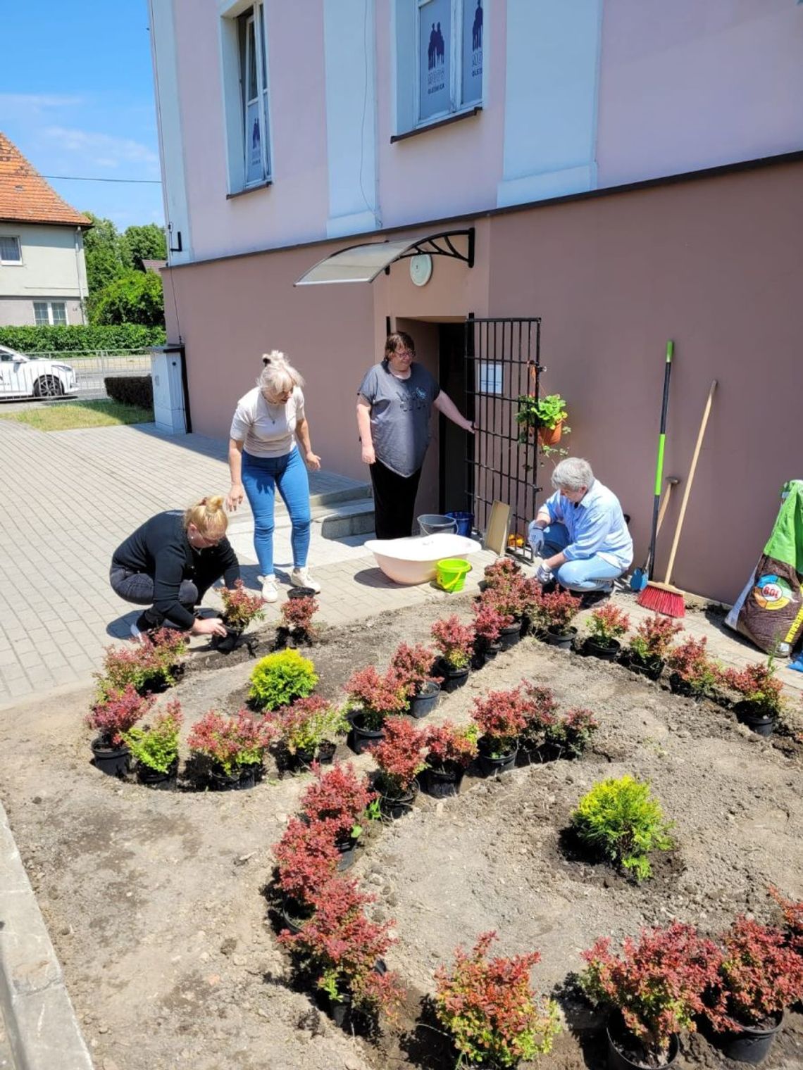 Panie z Ukrainy umaiły budynek na Wojska Polskiego w Oleśnicy Panie z Ukrainy umaiły budynek na Wojska Polskiego w Oleśnicy