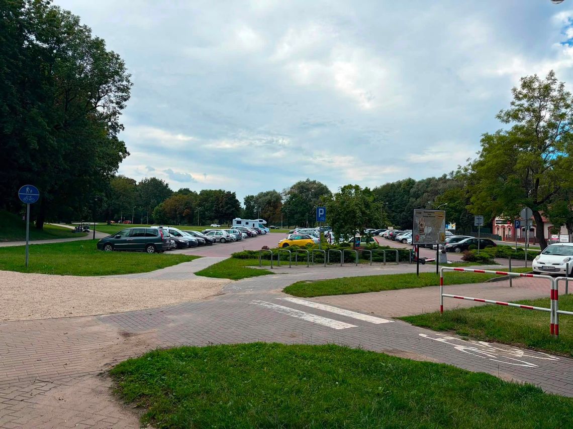 Parking przy Wałowej zamknięty. Ekipa filmowa kręci zdjęcia