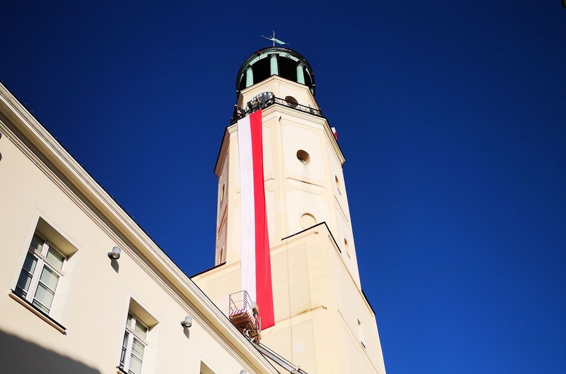 Patriotyczne szaty ratusza