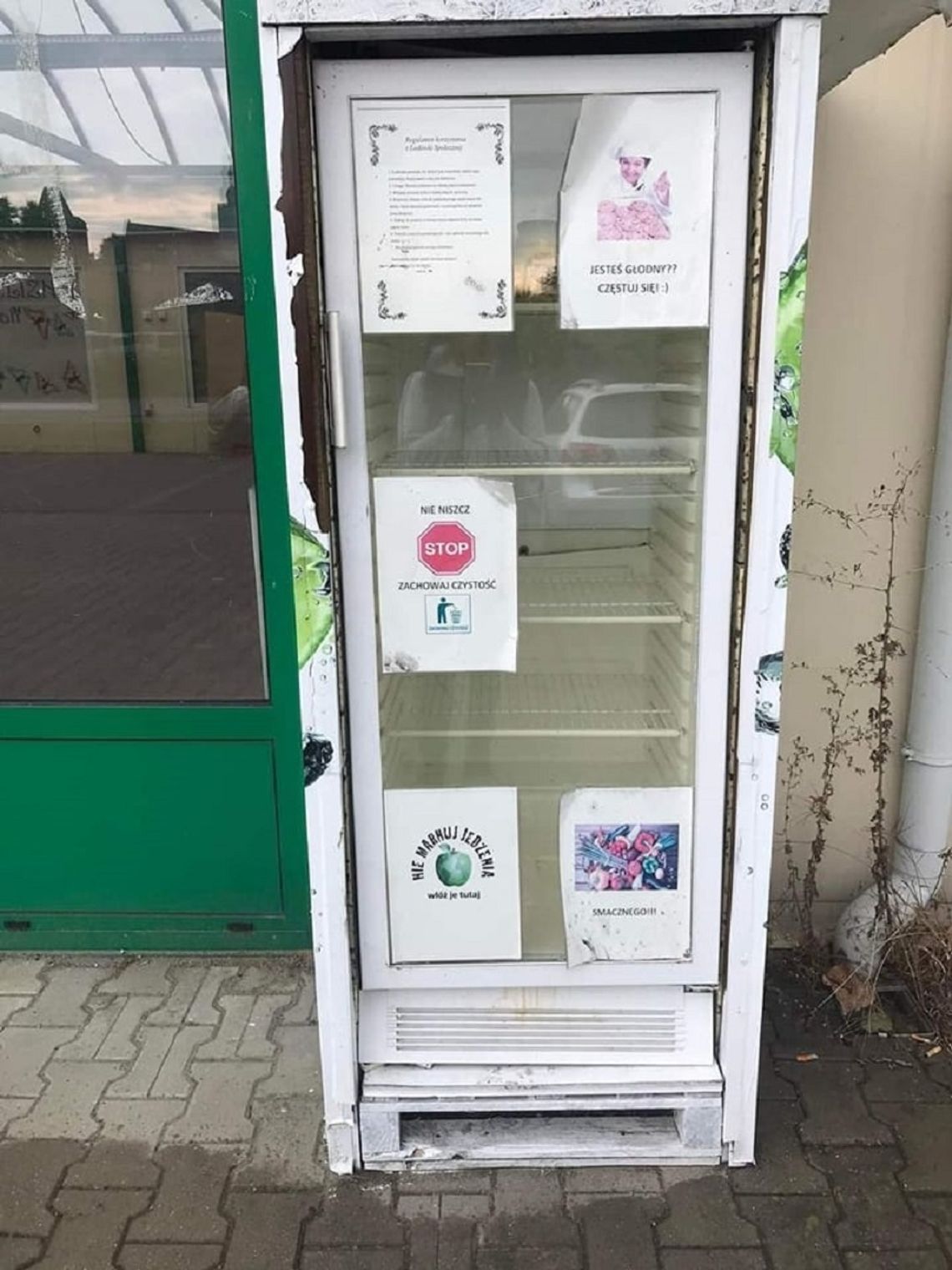 PCK likwiduje społeczną lodówkę.  Powód? Cena prądu i dewastacje