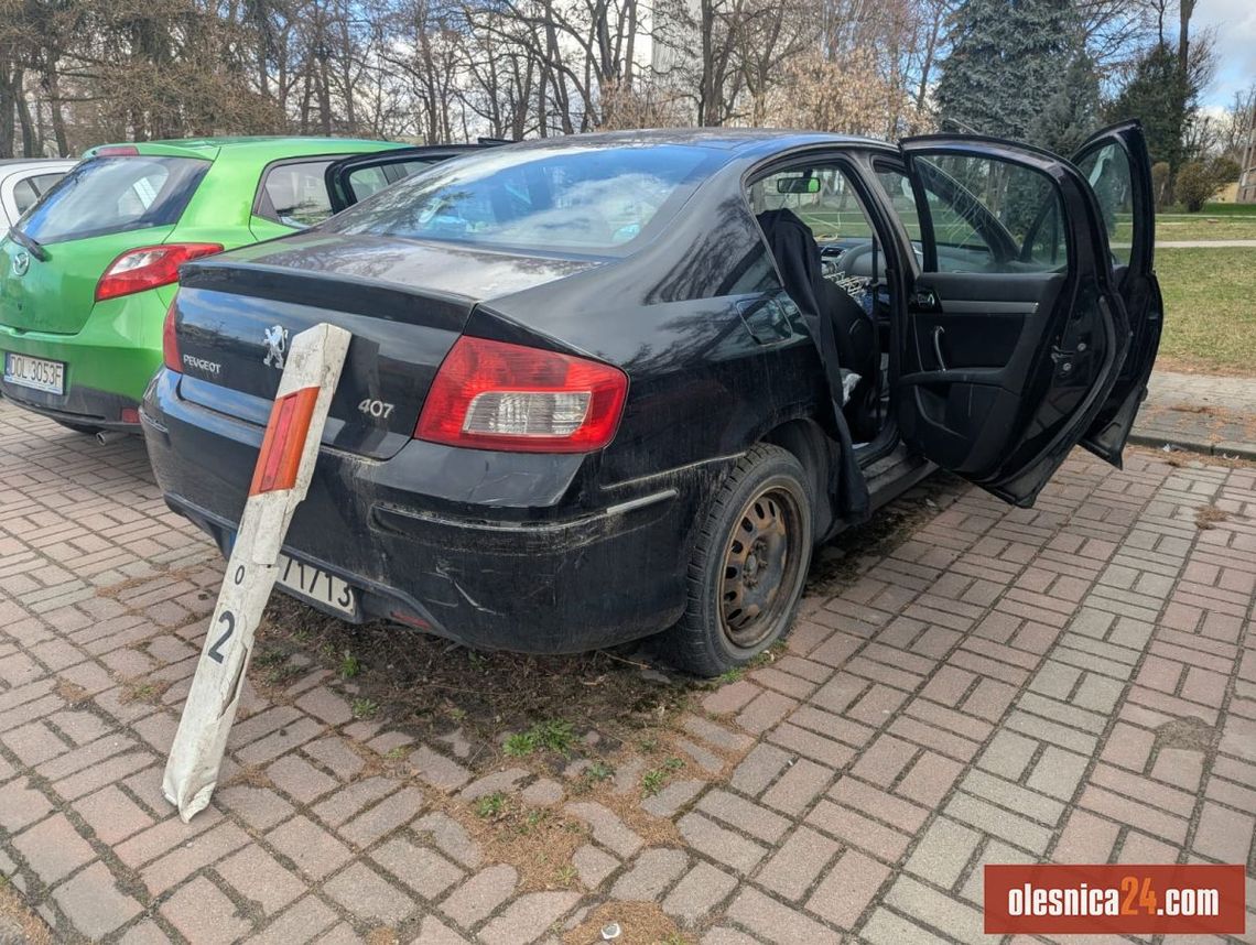 Porzucony samochód w Oleśnicy przyciąga uwagę szabrowników