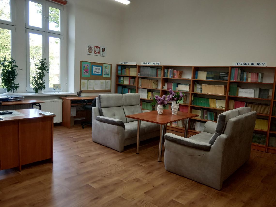 Piękne sofy w bibliotece SP7 w Oleśnicy