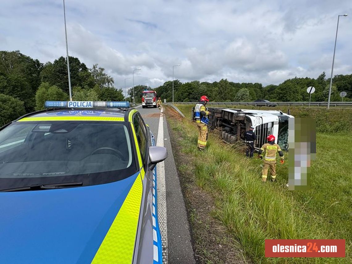 Pijany kierowca TIR-a z prawie 2 promilami alkoholu wylądował w rowie na S8 Pijany kierowca TIR-a z prawie 2 promilami alkoholu wylądował w rowie na S8