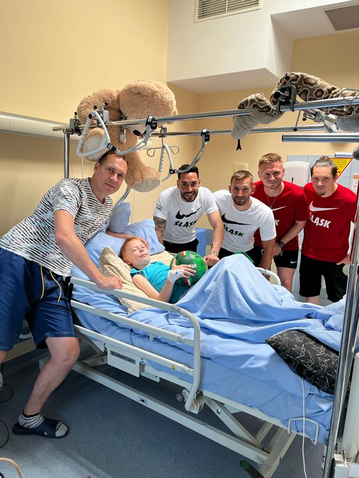 Piłkarze Śląska Wrocław odwiedzili chłopca rannego w wypadku pod Oleśnicą 