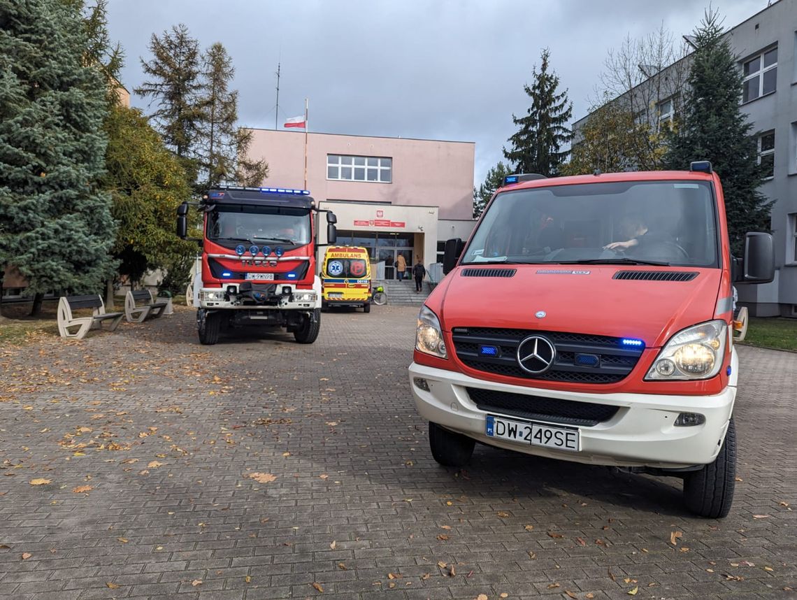 Pilne! Ewakuacja w szkole w Oleśnicy. Ktoś rozpylił gaz pieprzowy?