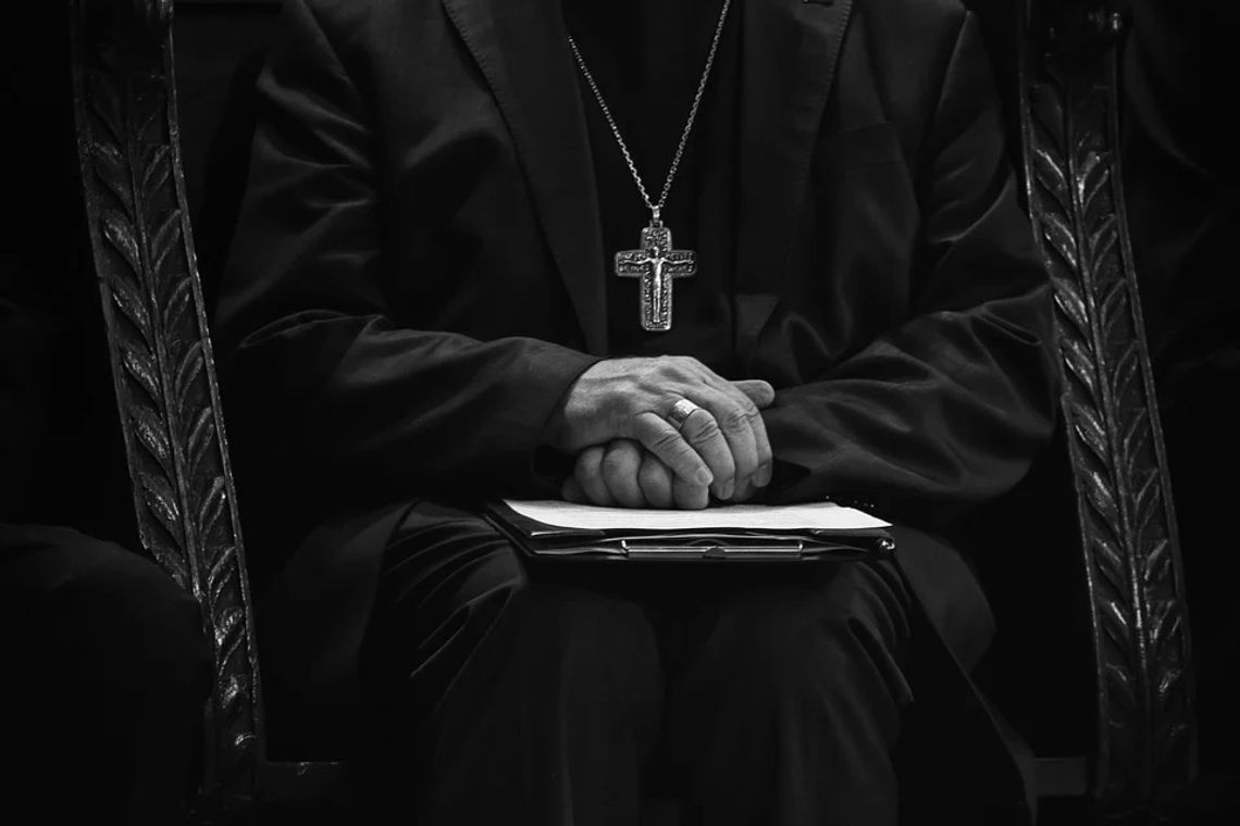 PILNE! Watykan odsuwa biskupa Edwarda Janiaka
