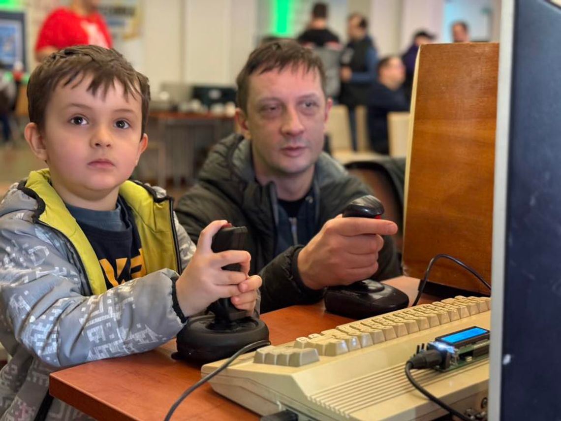 „Pixelove Ole” w Oleśnicy: retro komputery i konsole ożyły w bibliotece