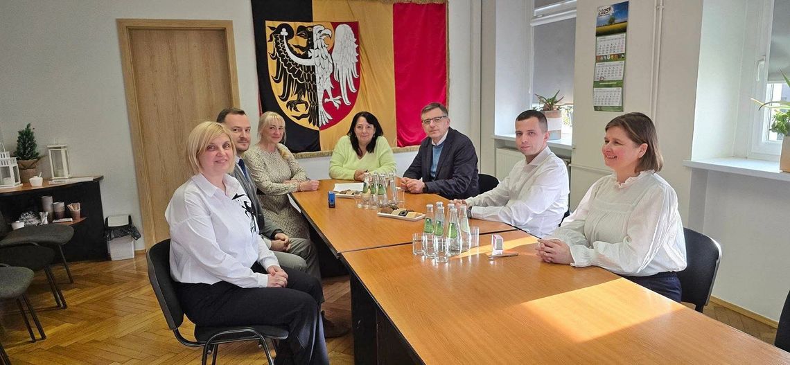 Podpisano nową umowę na publiczny transport zbiorowy w Powiecie Oleśnickim