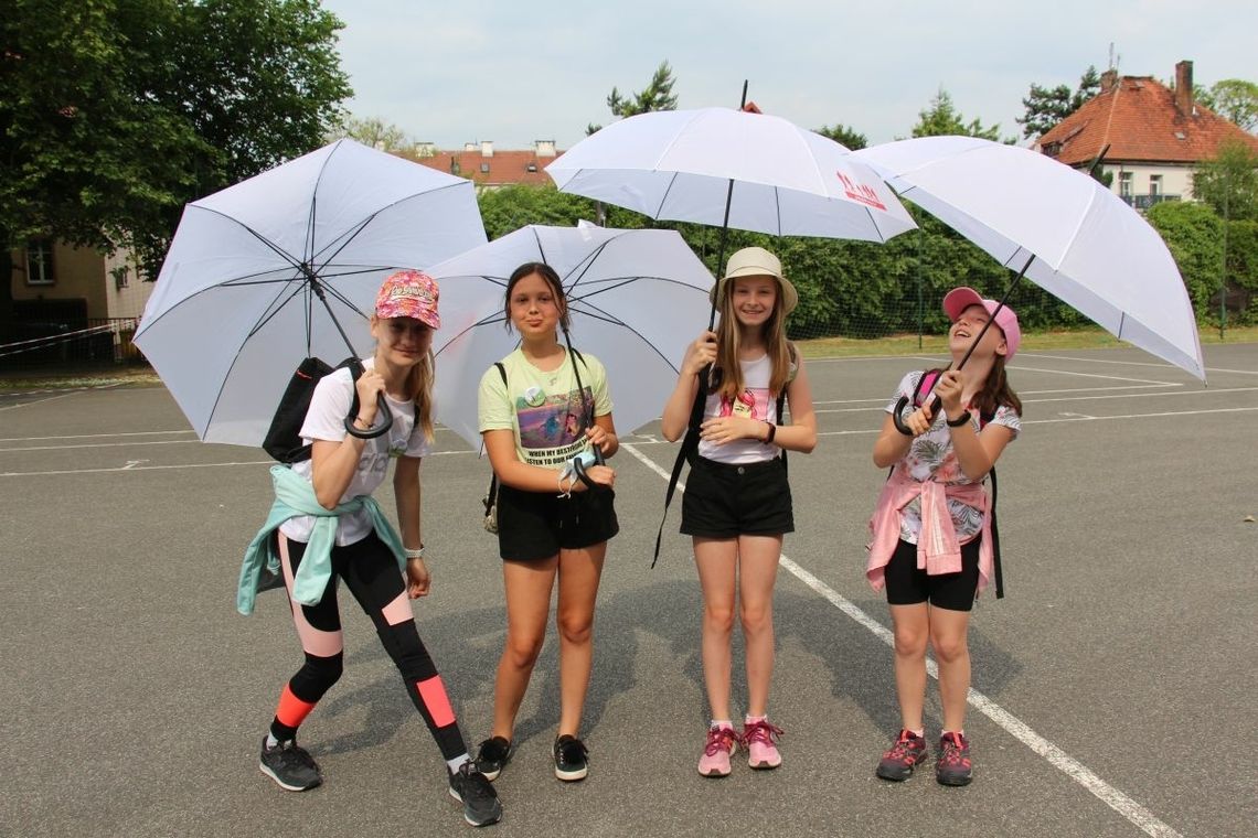 Podreptali z parasolkami - to był ostatni oleśnicki pieszy rajd w tej formule