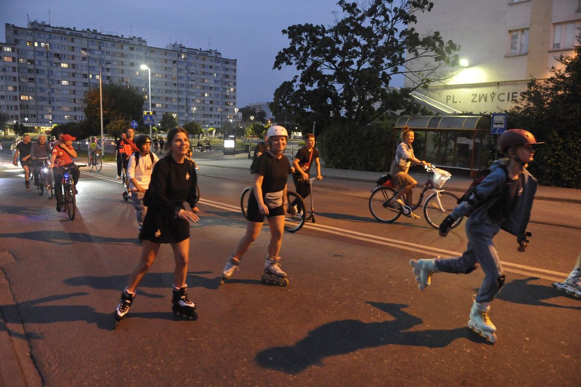 Pojechali nocą na rolkach przez Oleśnicę