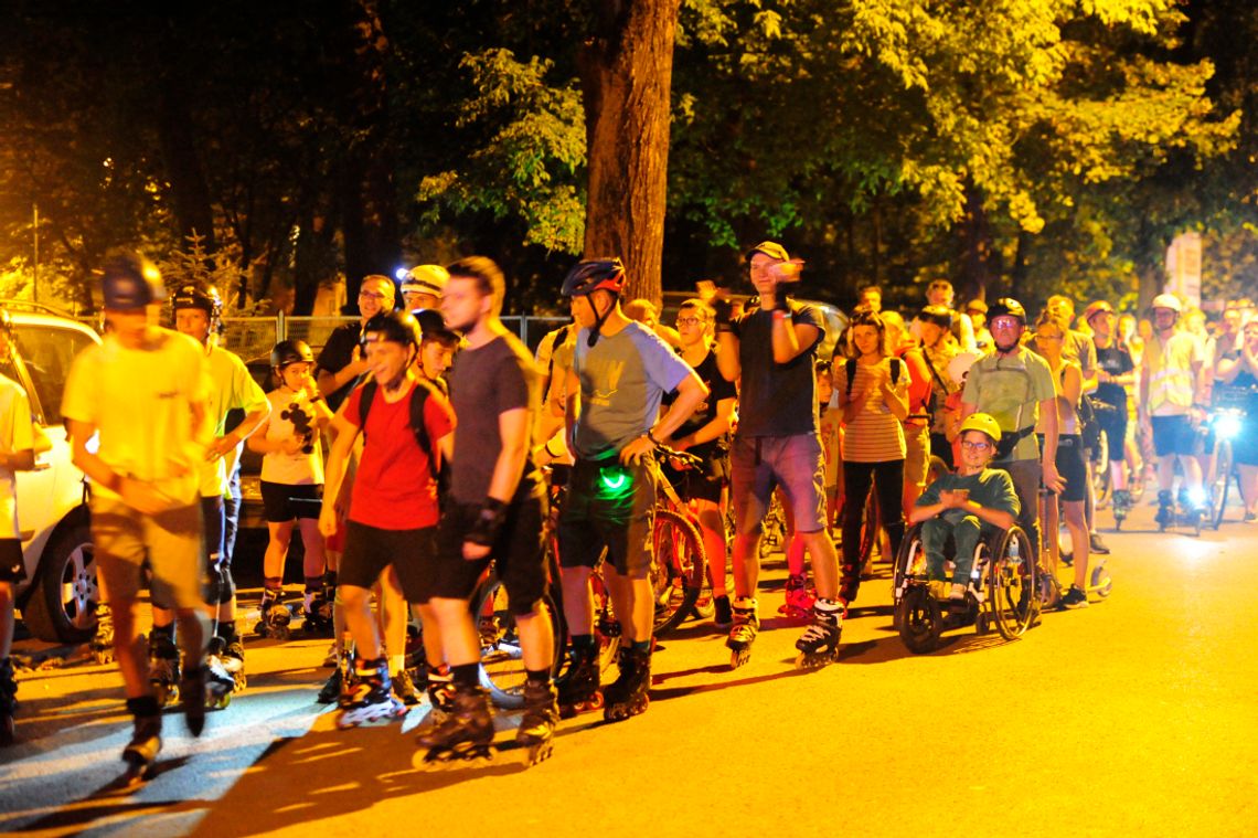 Pojechali przez Oleśnicę nocą na rolkach, hulajnogach i rowerach
