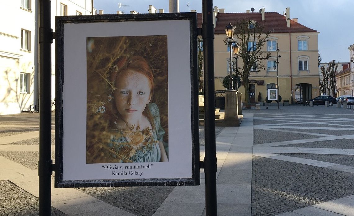 Pokoleniowy portret kobiet - wystawa w Oleśnicy