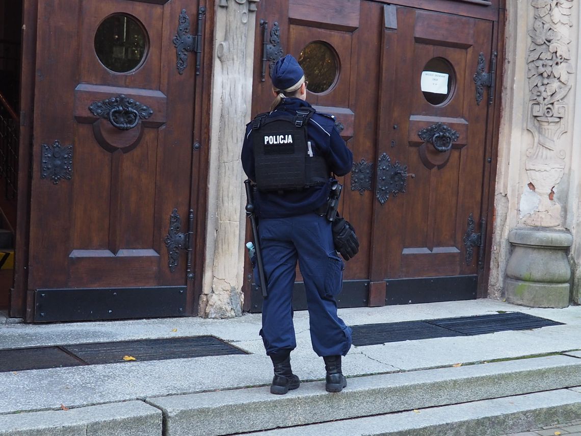 Policja już stoi pod oleśnickimi szkołami. Po fali ataków w całym kraju ruszyły kontrole