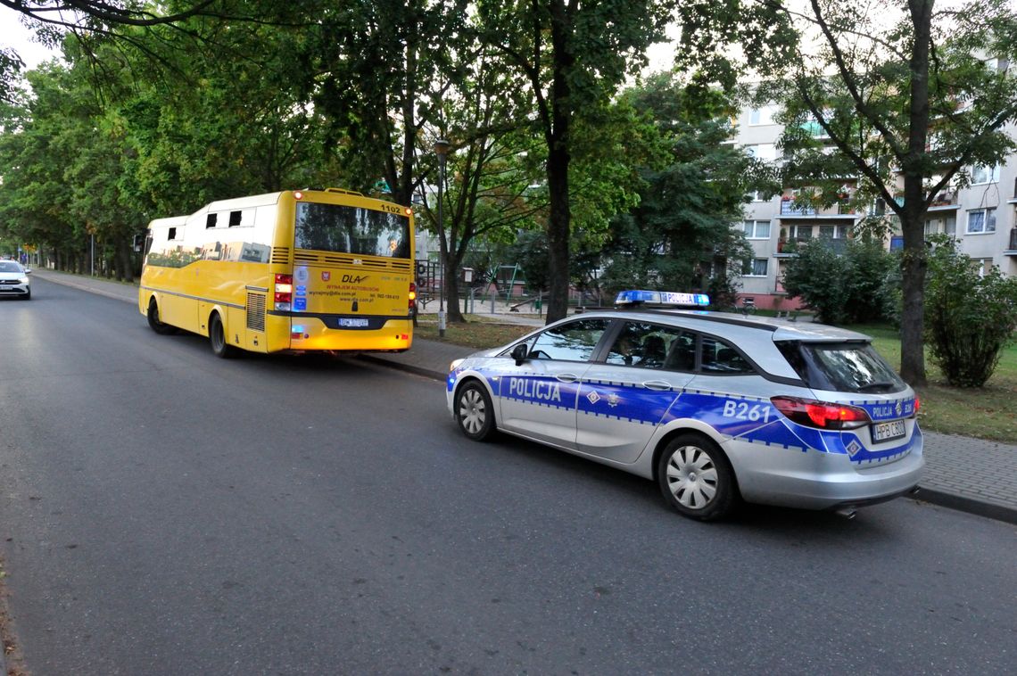 Policja po donosie kontroluje miejski autobus /WIDEO/