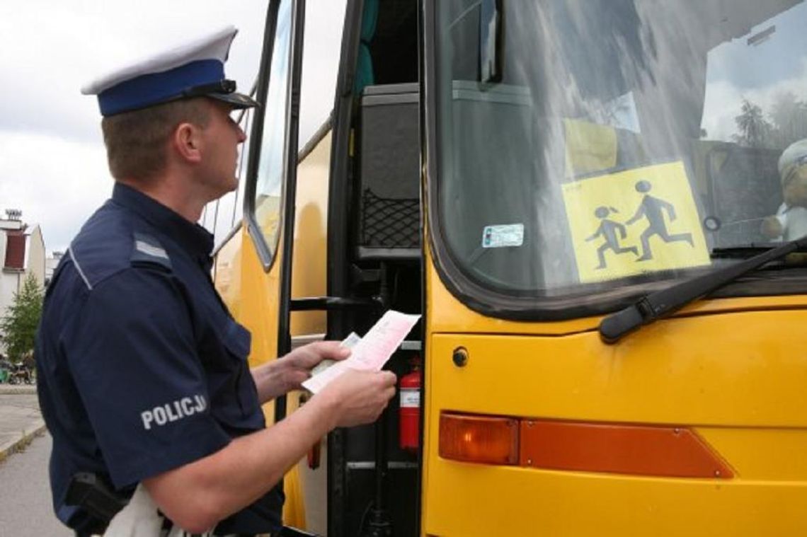 Policja w Olesnicy kontroluje wakacyjne autokary