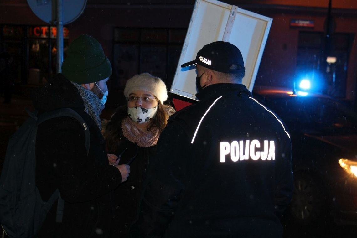 Policja wydała komunikat w sprawie incydentu na proteście Oleśnickiego Strajku Kobiet