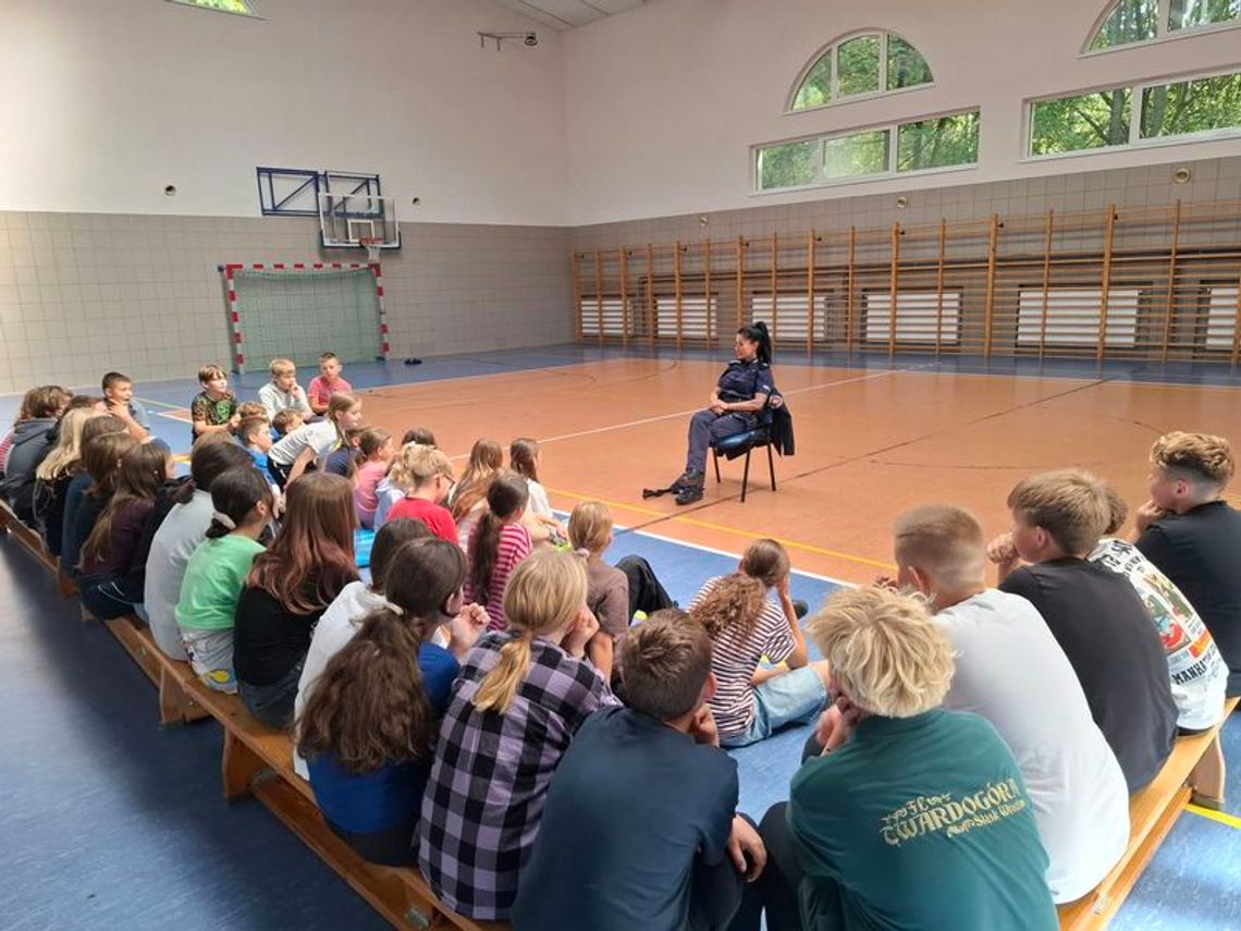 Policjanci ostrzegają uczniów. Hejt i „żarty” w sieci mogą mieć poważne konsekwencje Policjanci ostrzegają uczniów. Hejt i „żarty” w sieci mogą mieć poważne konsekwencje