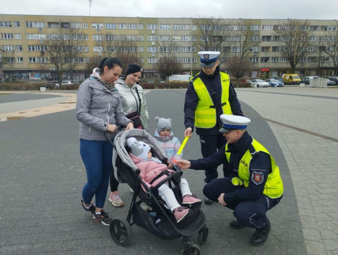 Policjanci z oleśnickiej drogówki z odblaskami dla pań