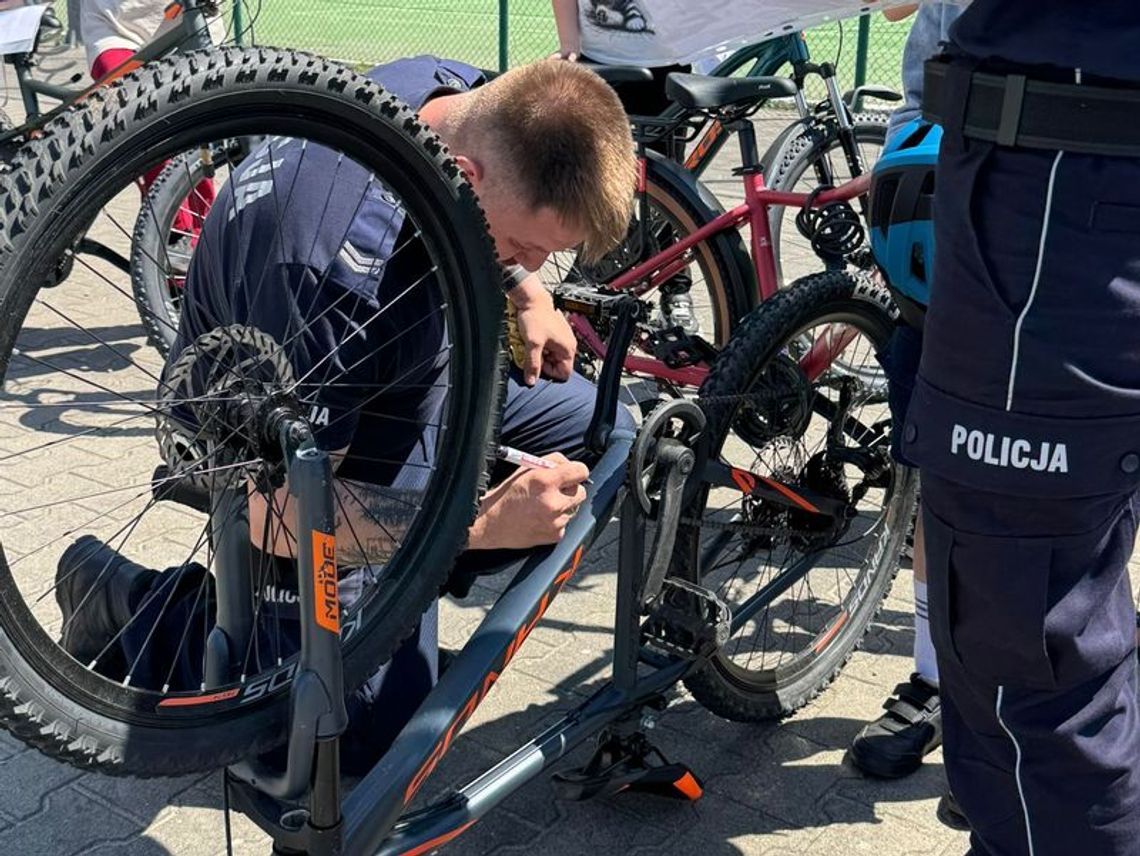 Policjanci znakowali rowery uczniów w Oleśnicy. Rozmawiali też o bezpieczeństwie