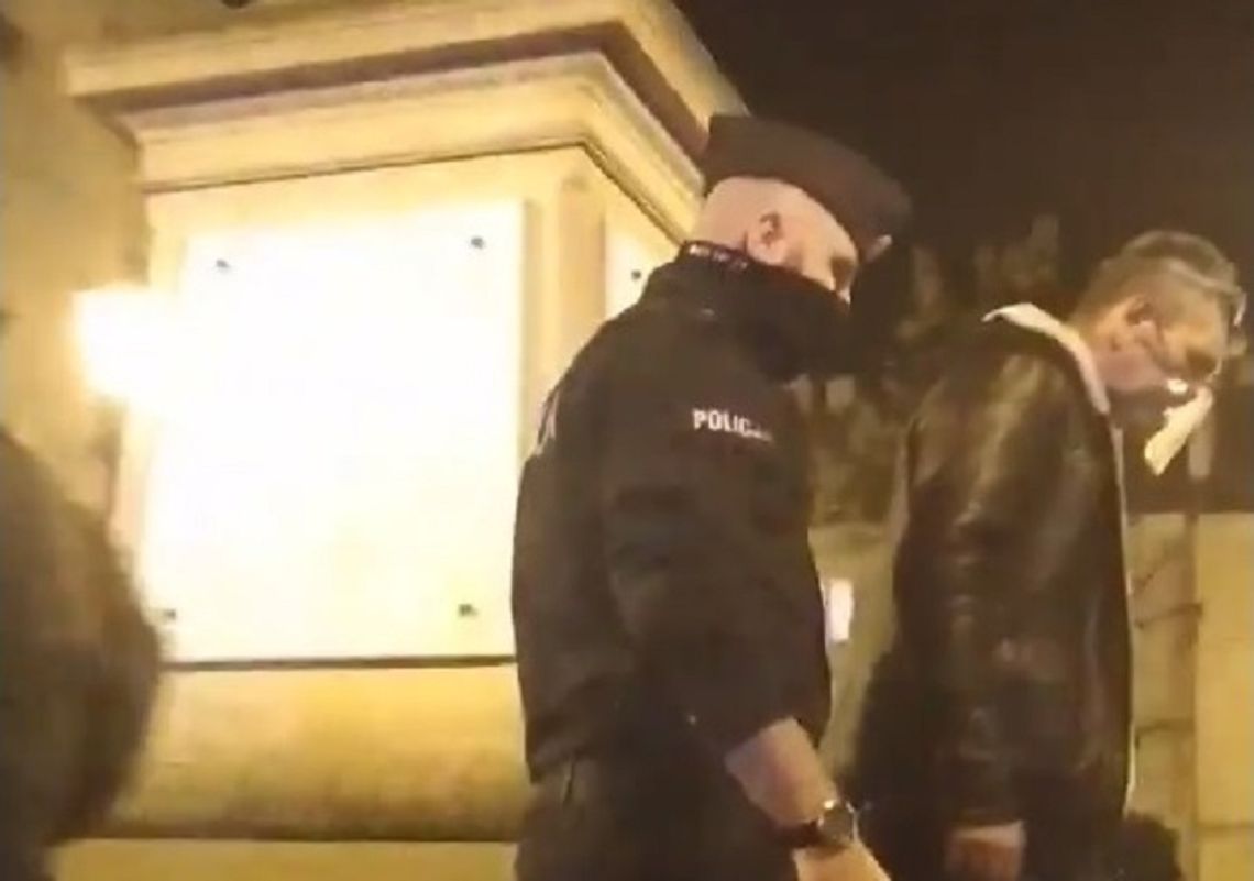 Policjant usunął mężczyznę, który zakłócił wystąpienie organizatorki protestu w Oleśnicy