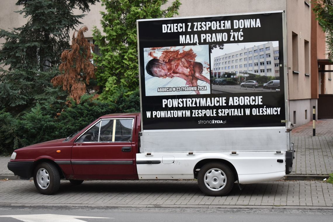 Polonez antyaborcyjny znów pod szpitalem w Oleśnicy